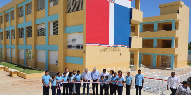 Presidente Luis Abinader inaugura escuela básica La Milagrosa en La Ureña, SDE tras más de 14 años de espera