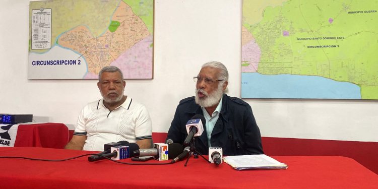 Juan Hubieres exige bajen los precios de los combustibles