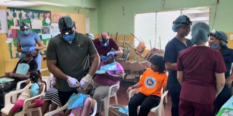 Raymond Rodríguez y Fundación GBC impactan más de 300 familias con operativo médico gratuito en Los Peralejos, Distrito Nacional