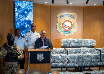 Autoridades intervienen alijo de 375 paquetes de presunta cocaína y arrestan dos hombres