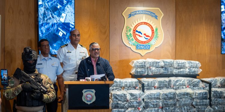 Autoridades intervienen alijo de 375 paquetes de presunta cocaína y arrestan dos hombres