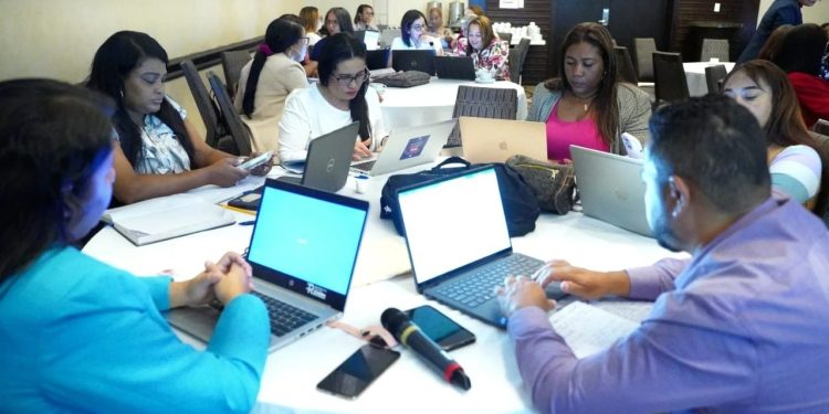 Suspenden evaluación de desempeño docente en todo el país por colapso de plataforma