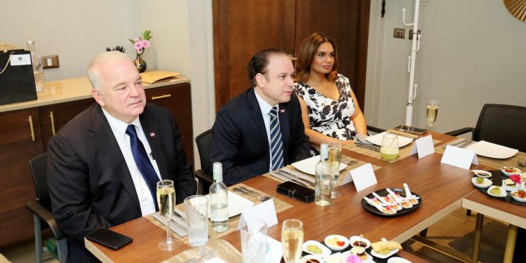 Embajada Dominicana en Chile fortalece vínculos económicos con líderes empresariales