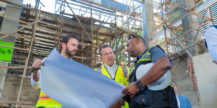 Ministro Ito Bisonó acelera entrega de obras deportivas; Pabellón de Taekwondo supera el 75% de ejecución