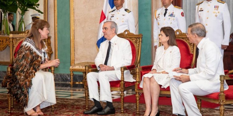 Presidente Abinader recibe cartas credenciales de 6 embajadores acreditados ante el Gobierno