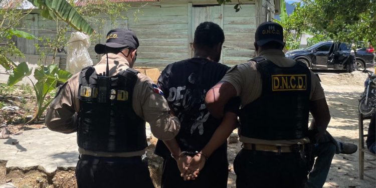 Capturan en Loma de Cabrera “Piku” y “el Wa” con cocaína, marihuana, crack y una pistola