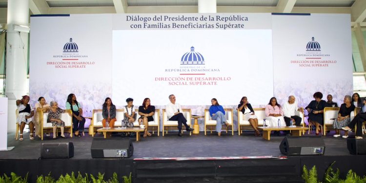 Luis Abinader escucha 6,000 familias y reafirma su apoyo a Supérate