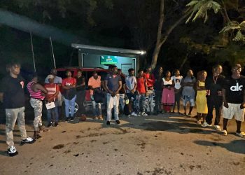 Tras persecución detienen vehículo con 23 indocumentados en Santiago Rodríguez