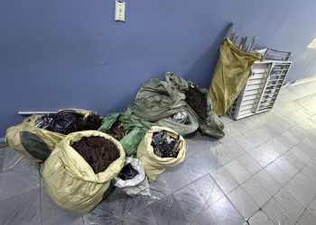 Policía y Ministerio Público allanan metalera en San Juan y detienen a dos hombres con material presuntamente ilícito