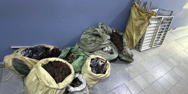 Policía y Ministerio Público allanan metalera en San Juan y detienen a dos hombres con material presuntamente ilícito