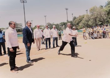Liga de Softbol de Profesores de la UASD inaugura torneo y reconoce a Editrudis Beltrán por su impulso al deporte universitario
