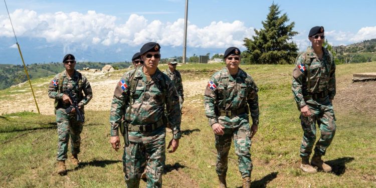 Comandante General del Ejército refuerza supervisión y presencia en la línea fronteriza
