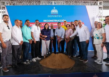 Ministro Kelvin Cruz inicia reconstrucción de dos multiusos en Hermanas Mirabal