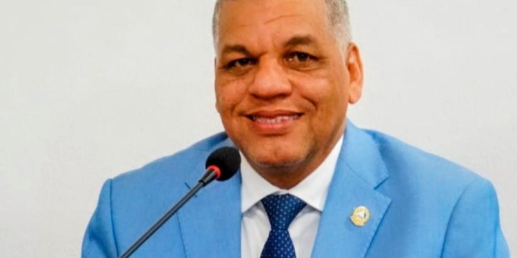 Presidente del PHD estalla contra dirigentes por supuestos pactos ocultos con PLD y FP