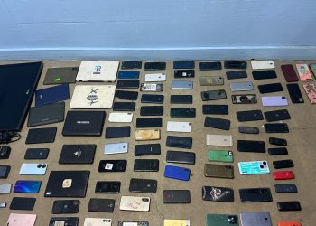 Policía y Ministerio Público incautan decenas de dispositivos electrónicos en operativo en Santiago