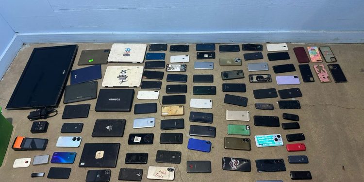 Policía y Ministerio Público incautan decenas de dispositivos electrónicos en operativo en Santiago