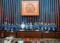 Oficiales de la Fuerza Aérea distinguen a Ricardo de los Santos por su compromiso con la excelencia académica