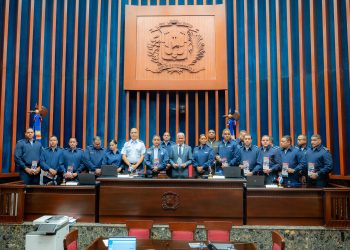 Oficiales de la Fuerza Aérea distinguen a Ricardo de los Santos por su compromiso con la excelencia académica