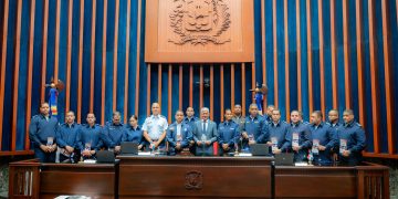 Oficiales de la Fuerza Aérea distinguen a Ricardo de los Santos por su compromiso con la excelencia académica