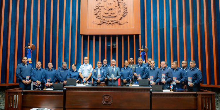 Oficiales de la Fuerza Aérea distinguen a Ricardo de los Santos por su compromiso con la excelencia académica