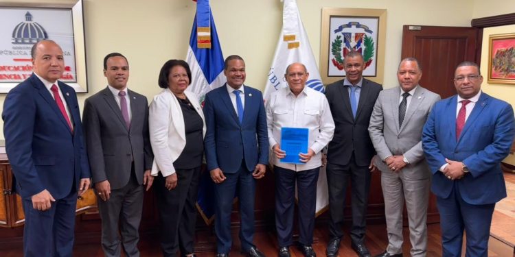 Radhamés Silverio y ministro del MESCyT abordan la alineación de la oferta curricular de la UASD con el desarrollo de las comunidades