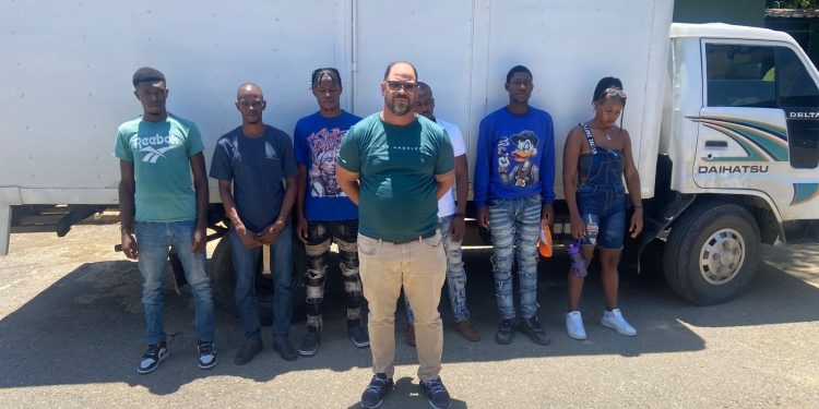 Ejército intercepta camión con indocumentados en Mao, Valverde