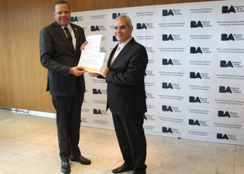 Gobierno de Buenos Aires reconoce a Eddy Alcántara por su liderazgo internacional en defensa de los consumidores