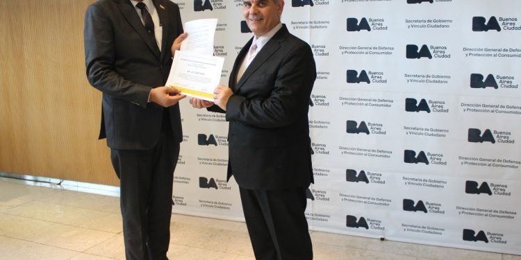 Gobierno de Buenos Aires reconoce a Eddy Alcántara por su liderazgo internacional en defensa de los consumidores