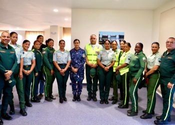 Policía Nacional participa en charla sobre uso responsable de motocicletas en Baní