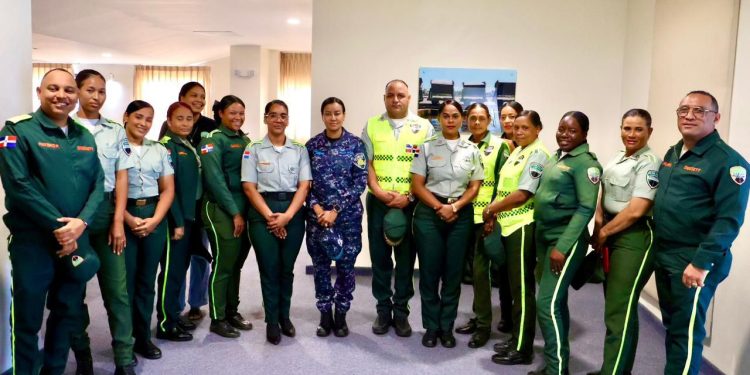 Policía Nacional participa en charla sobre uso responsable de motocicletas en Baní