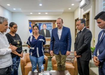 Alcalde de Santiago recibe familiares de joven perdió la vida a manos de una "turba" de motociclistas