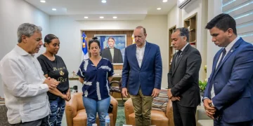 Alcalde de Santiago recibe familiares de joven perdió la vida a manos de una "turba" de motociclistas