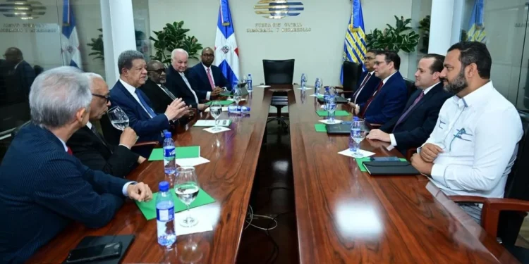 Leonel Fernández recibe comisión del Gobierno dominicano