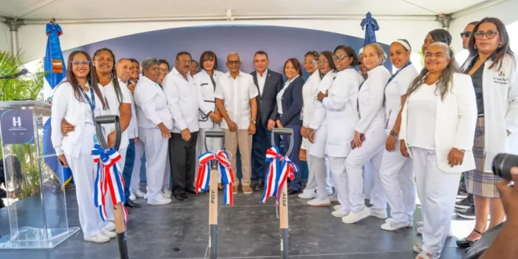 Director del SNS da primer palazo para la construcción del Hospital Pediátrico San Andrés en Boca Chica