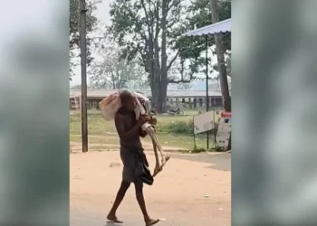 Hombre lleva restos de su hermana al banco en India tras negativa a entregar dinero