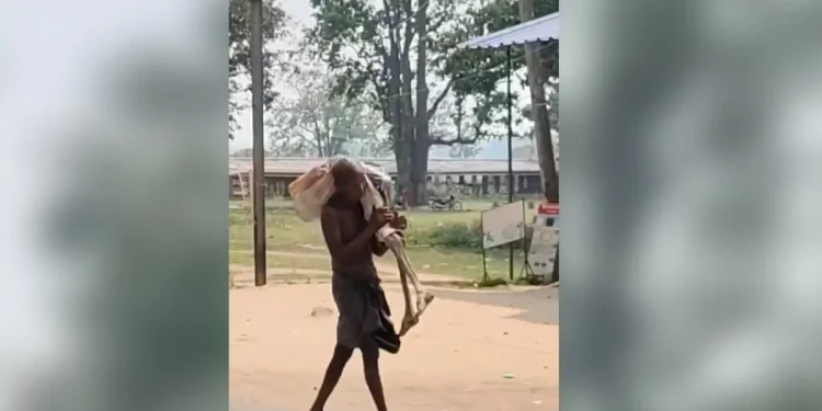 Hombre lleva restos de su hermana al banco en India tras negativa a entregar dinero