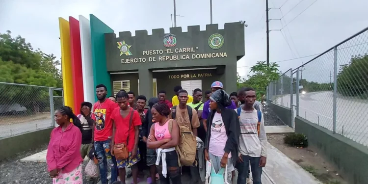 Ejército detiene minibús con 21 indocumentados en San Juan de la Maguana