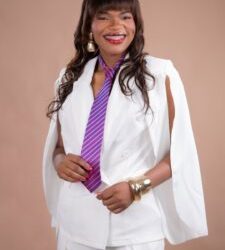 Elizabeth Silverio a la prensa: “Actualicen las fotos, tengo nueva imagen”