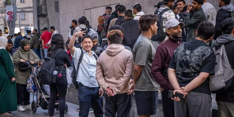 España empieza a aceptar solicitudes en su proceso masivo de regularización de migrantes