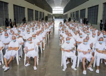 Pandilleros escuchan el relato de sus crímenes en megacárcel de El Salvador