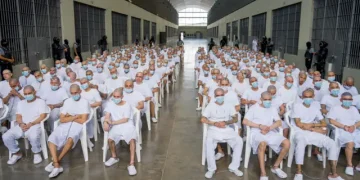 Pandilleros escuchan el relato de sus crímenes en megacárcel de El Salvador