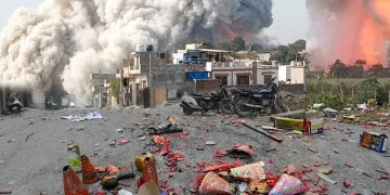 Al menos 13 fallecidos tras una explosión en una fábrica de fuegos artificiales en La India