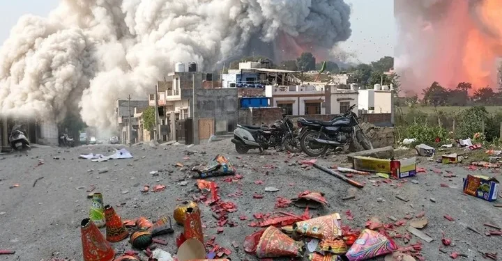 Al menos 13 fallecidos tras una explosión en una fábrica de fuegos artificiales en La India