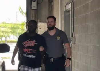 Arrestan haitiano indocumentado en Florida acusado de matar a golpes a una mujer