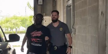 Arrestan haitiano indocumentado en Florida acusado de matar a golpes a una mujer