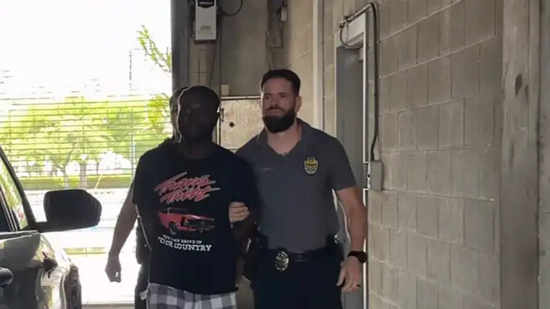 Arrestan haitiano indocumentado en Florida acusado de matar a golpes a una mujer