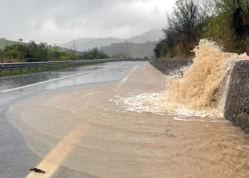 Colapsa puente clave en Italia por fuerte temporal