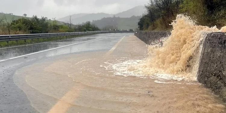 Colapsa puente clave en Italia por fuerte temporal