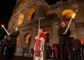 León XIV recupera la tradición de portar la cruz en multitudinario viacrucis en el Coliseo