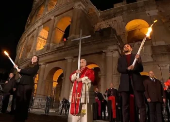 León XIV recupera la tradición de portar la cruz en multitudinario viacrucis en el Coliseo
